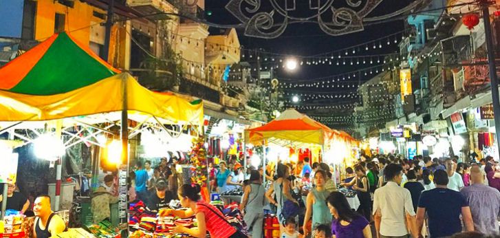 Enjoy-the-Hanoi-Weekend-Night-Market-3